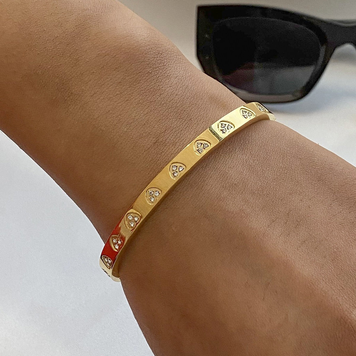 18K gold heart-shaped diamond-studded luxury bracelet-Luxore