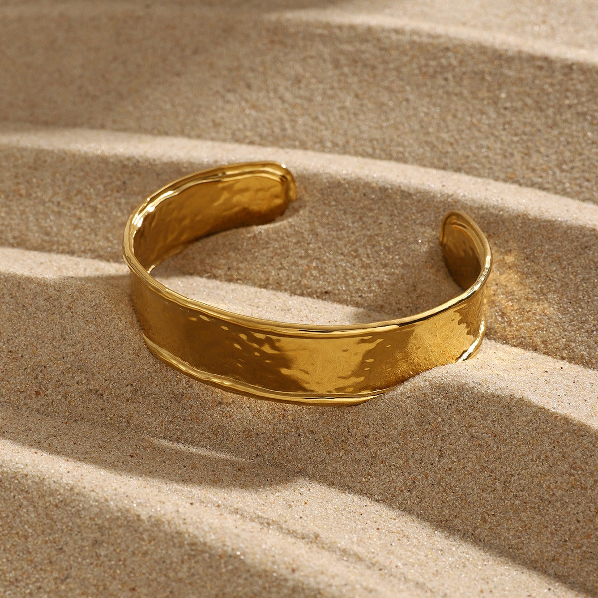 18K gold light luxury fashion wide surface with hammer pattern design bracelet-Luxore