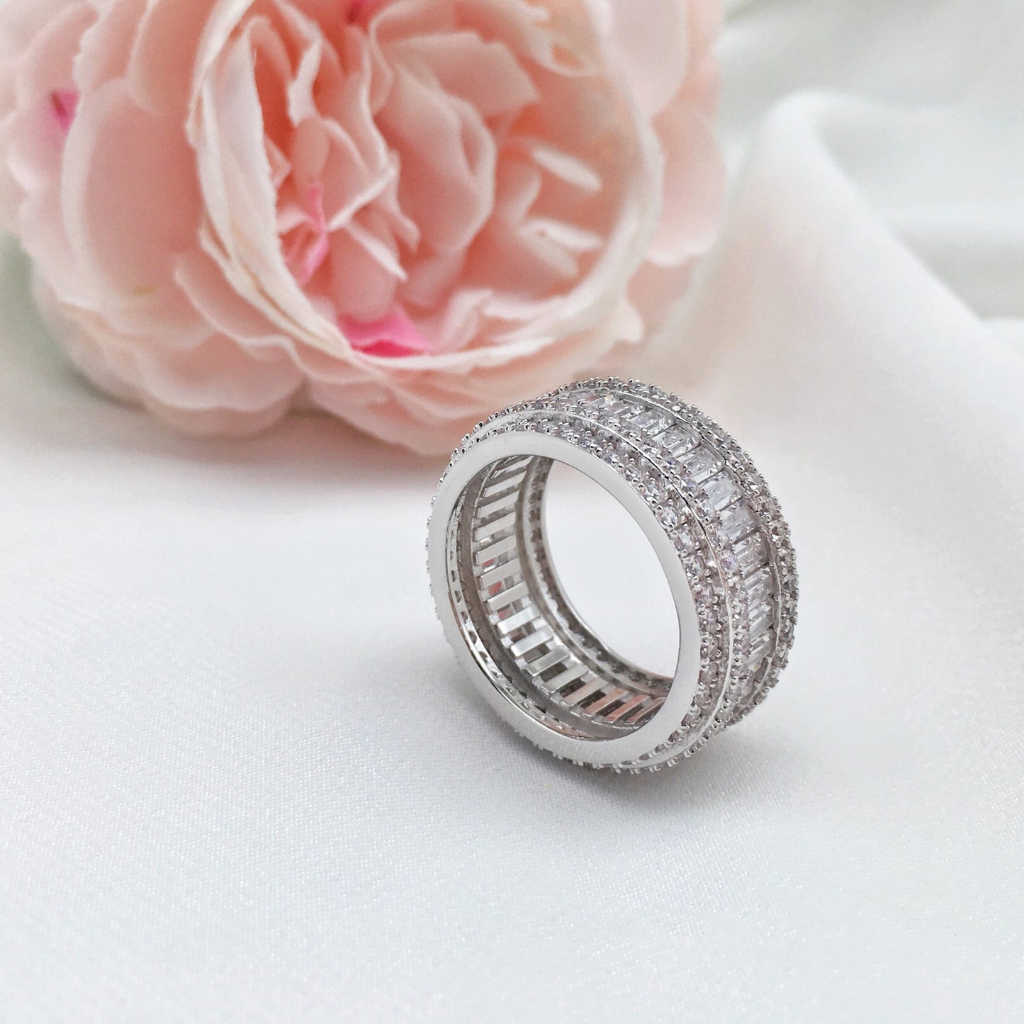 Donut-shaped diamond-studded ring with exquisite design-Luxore