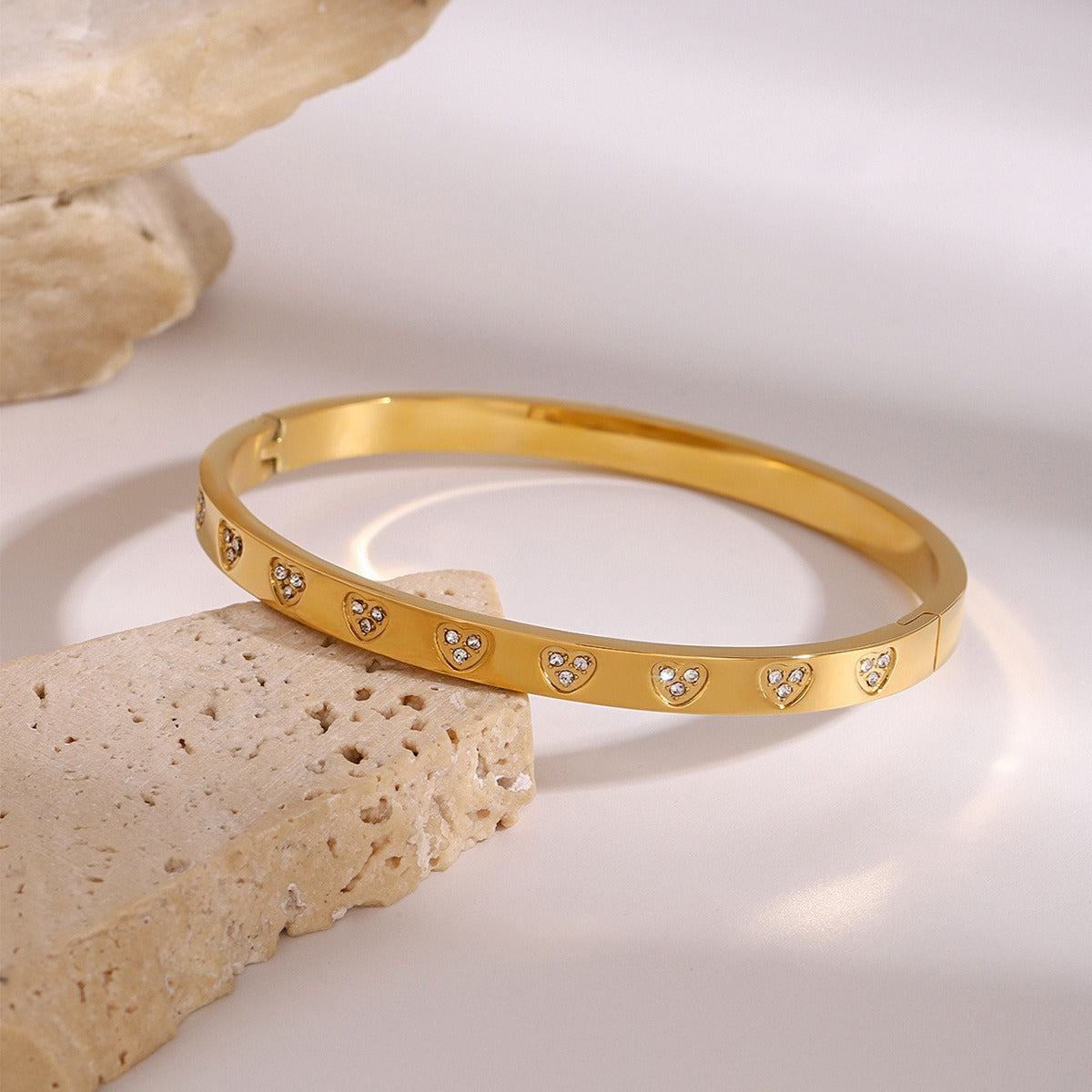 18K gold heart-shaped diamond-studded luxury bracelet-Luxore