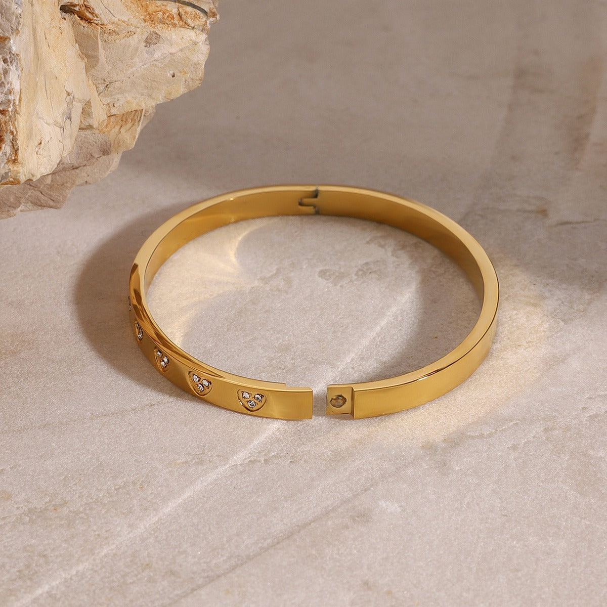 18K gold heart-shaped diamond-studded luxury bracelet-Luxore