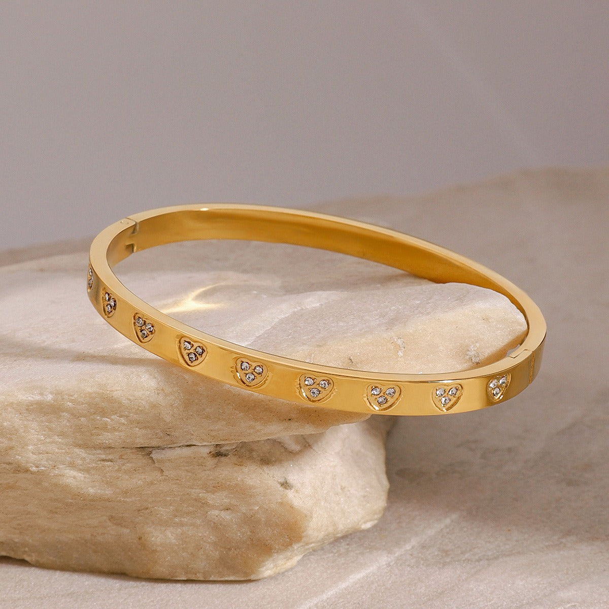 18K gold heart-shaped diamond-studded luxury bracelet-Luxore