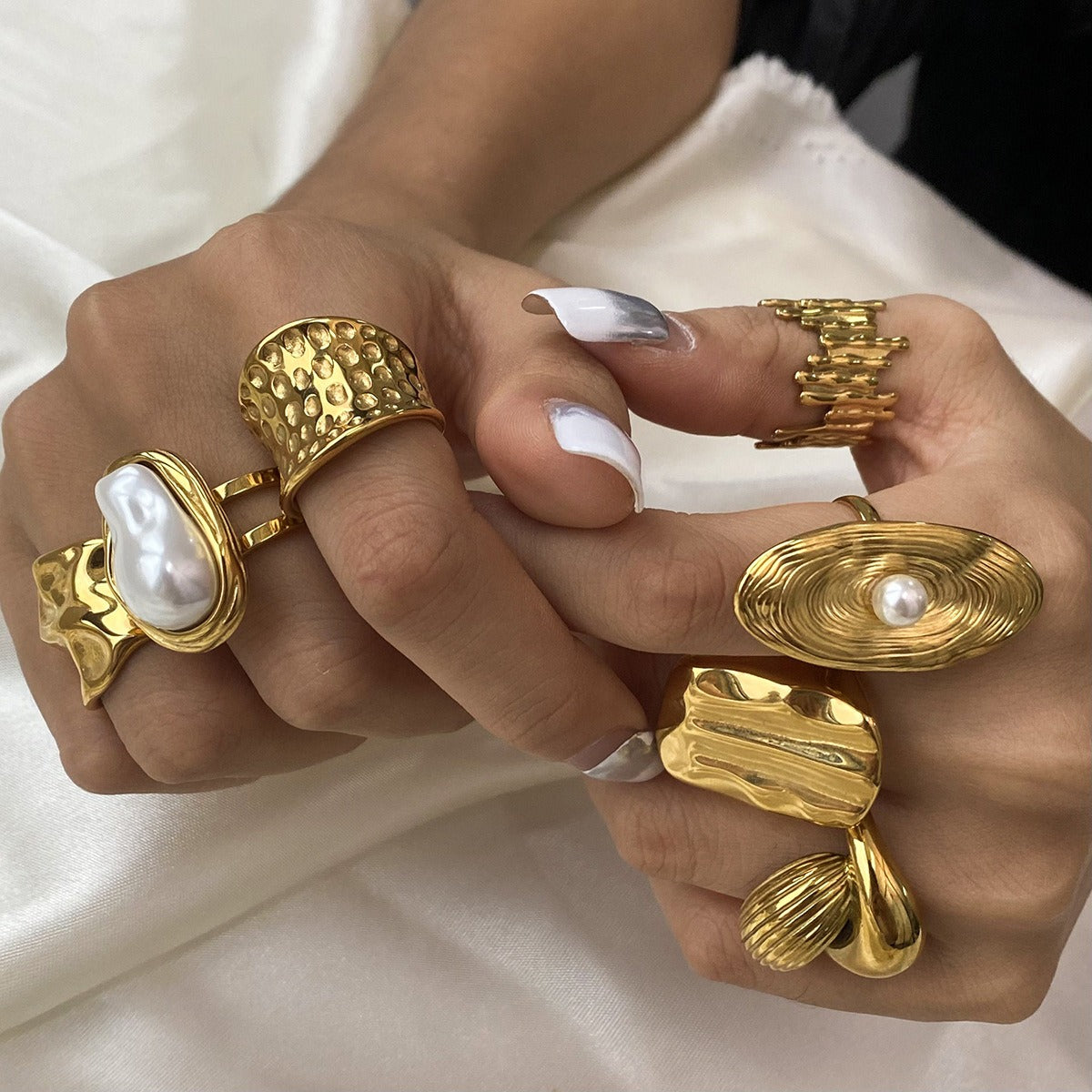 18K gold geometric inlaid pearl design light luxury high-end ring-Luxore