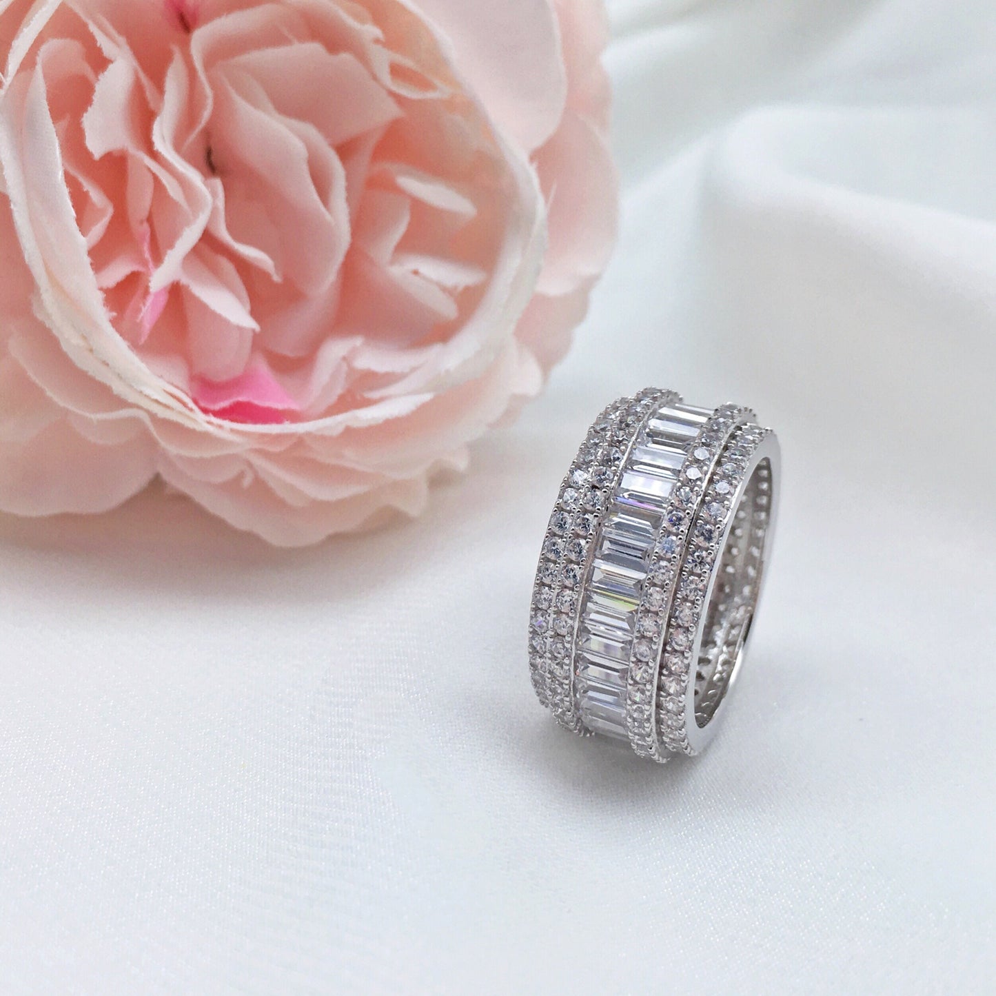 Donut-shaped diamond-studded ring with exquisite design-Luxore