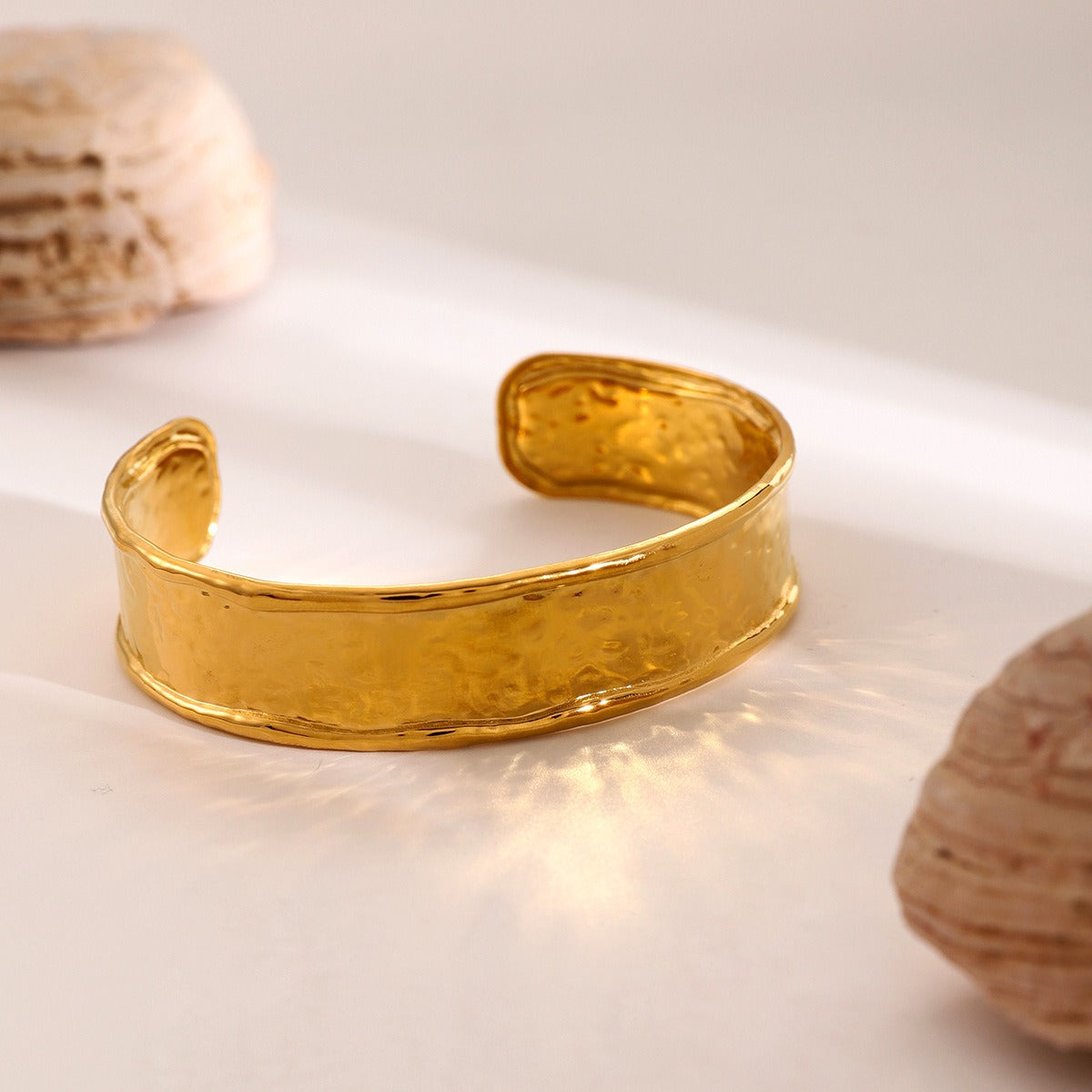 18K gold light luxury fashion wide surface with hammer pattern design bracelet-Luxore