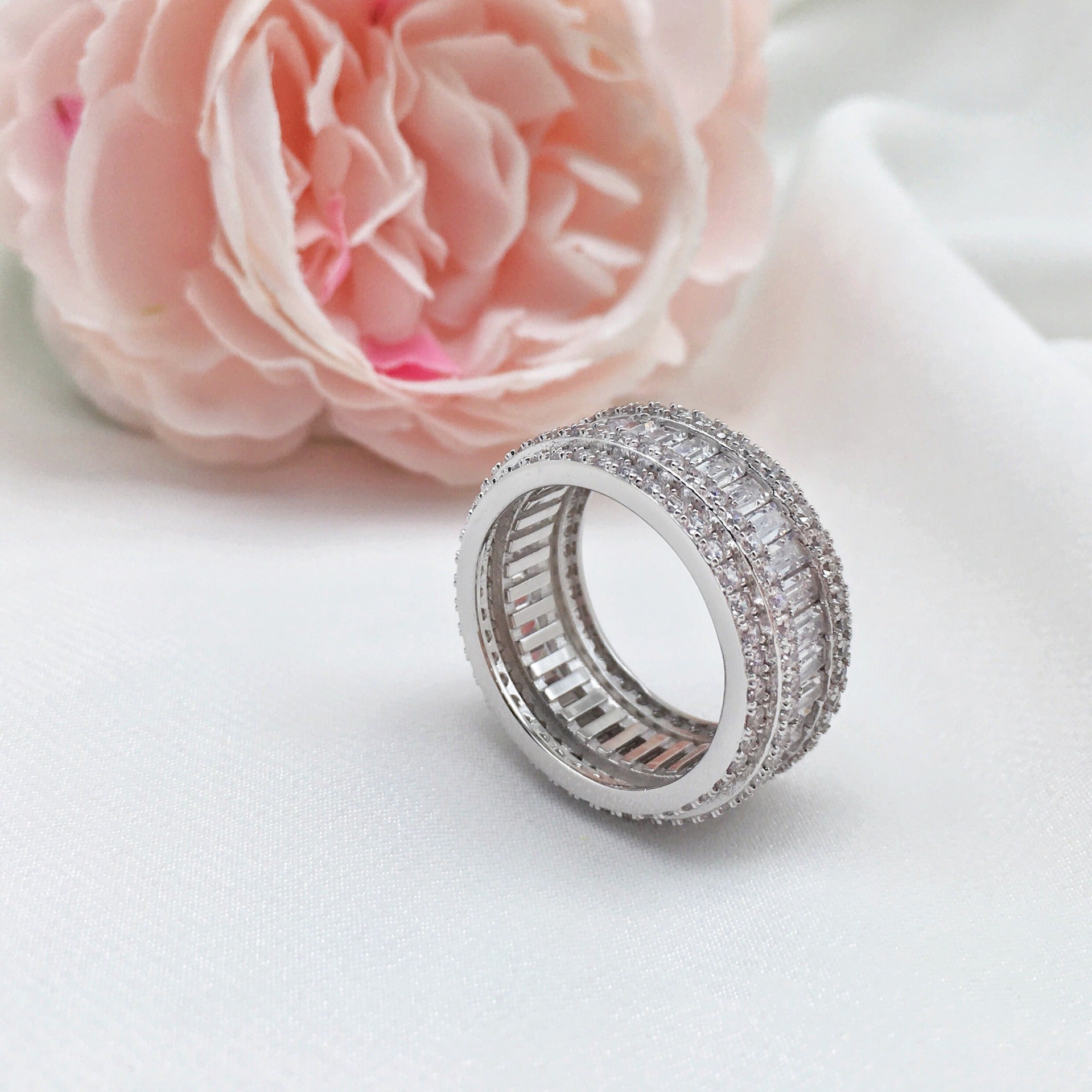 Donut-shaped diamond-studded ring with exquisite design-Luxore
