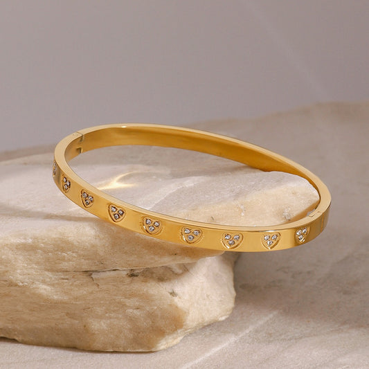 18K gold heart-shaped diamond-studded luxury bracelet-Luxore