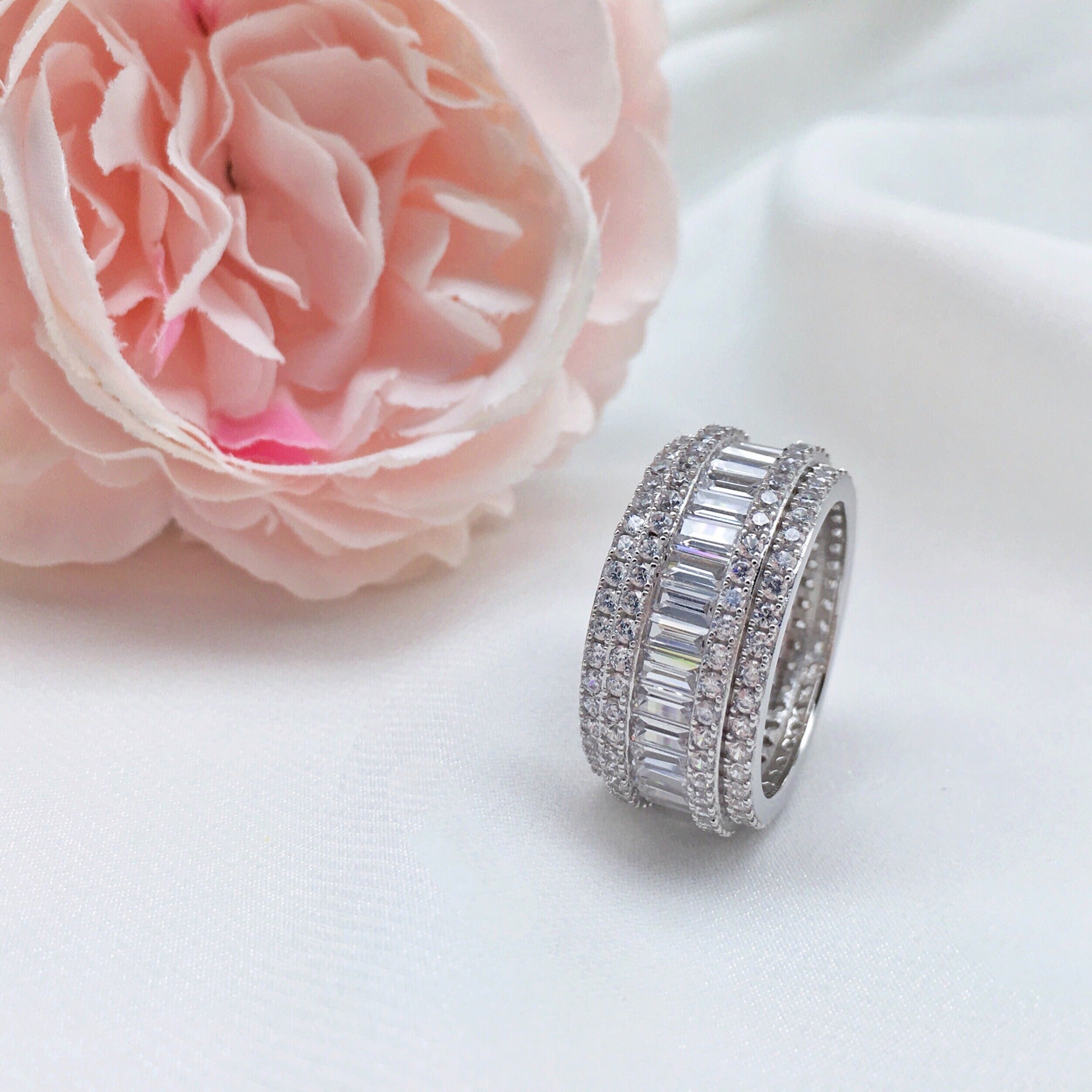 Donut-shaped diamond-studded ring with exquisite design-Luxore
