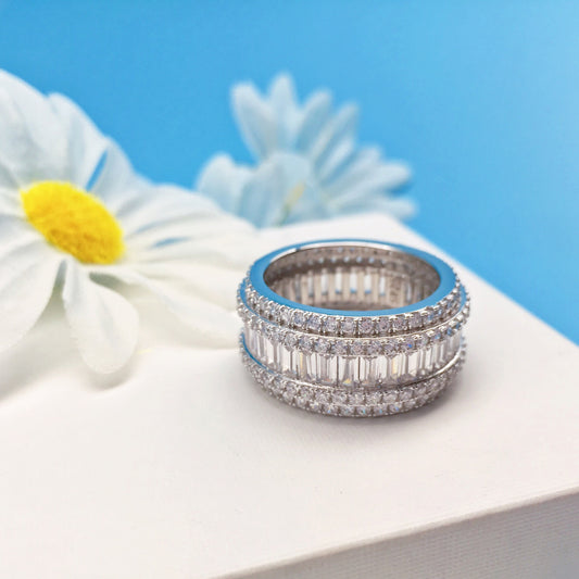 Donut-shaped diamond-studded ring with exquisite design-Luxore